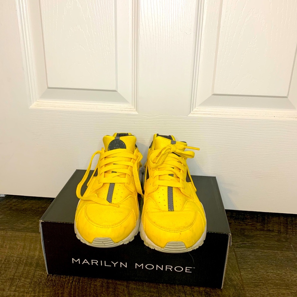 Yellow Nike Huarche 7youth but also fits Women size 8